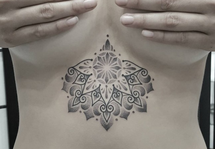 Tatuajes debajo del pecho
