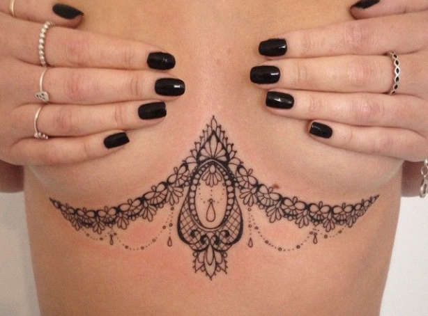 Tatuajes debajo del pecho ornamental