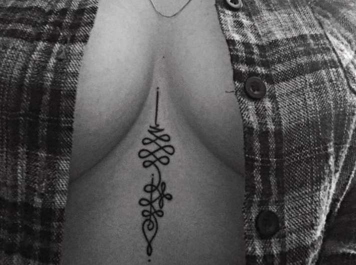 Tatuajes debajo del pecho indu