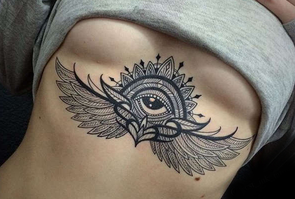Tatuajes debajo del seno