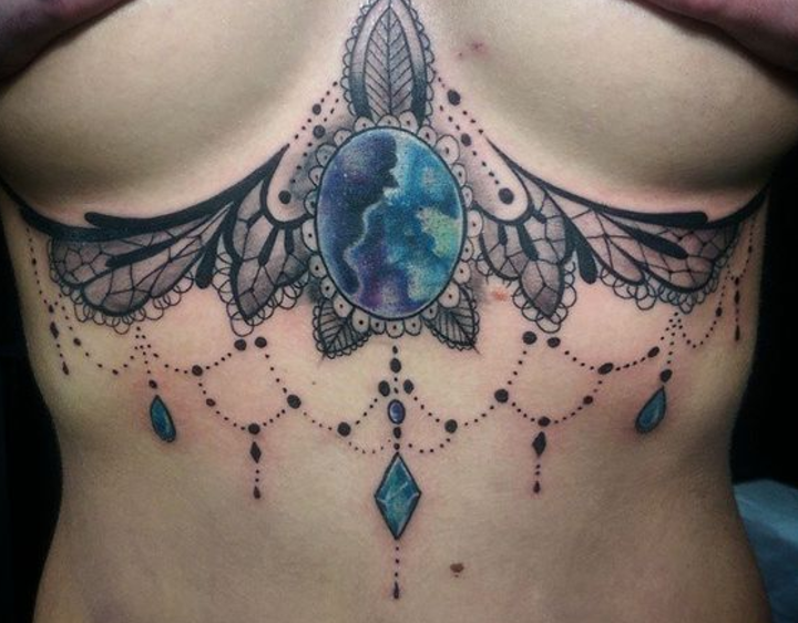 Tatuajes esternon color