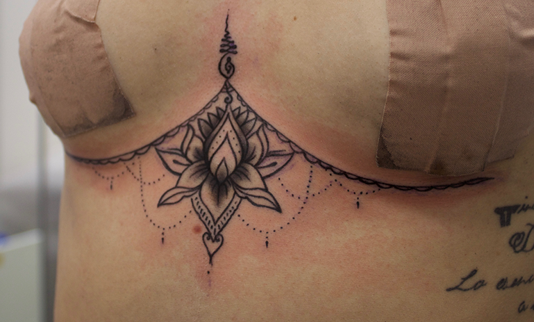 tattoo debajo del pecho