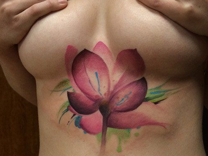 tatuaje acuarela debajo del pecho