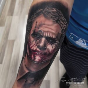 Tatuaje Joker realista por Tony Atichati