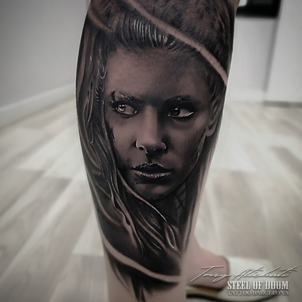 Tattoo realismo Lagertha por Tony Atichati