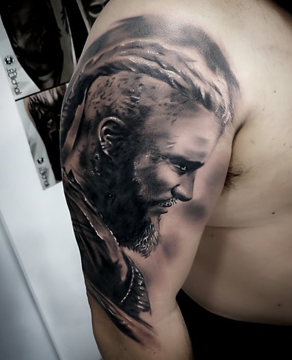 Tatuajes realistas television vikingos