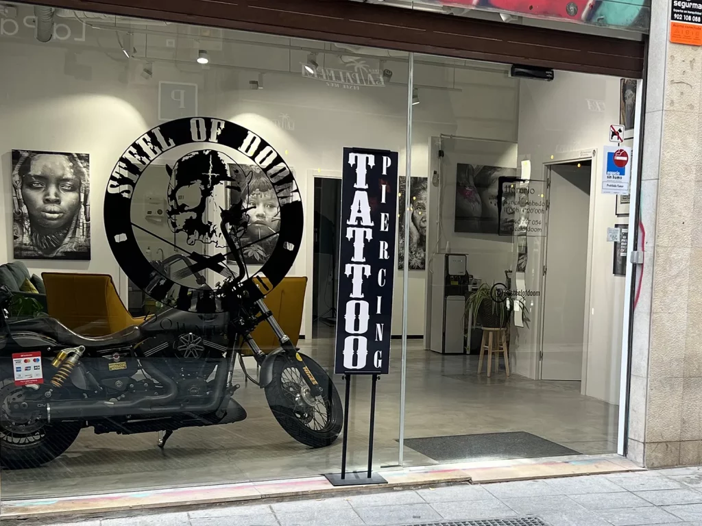La entrada a nuestro estudio de tatuajes y piercing en Barcelona