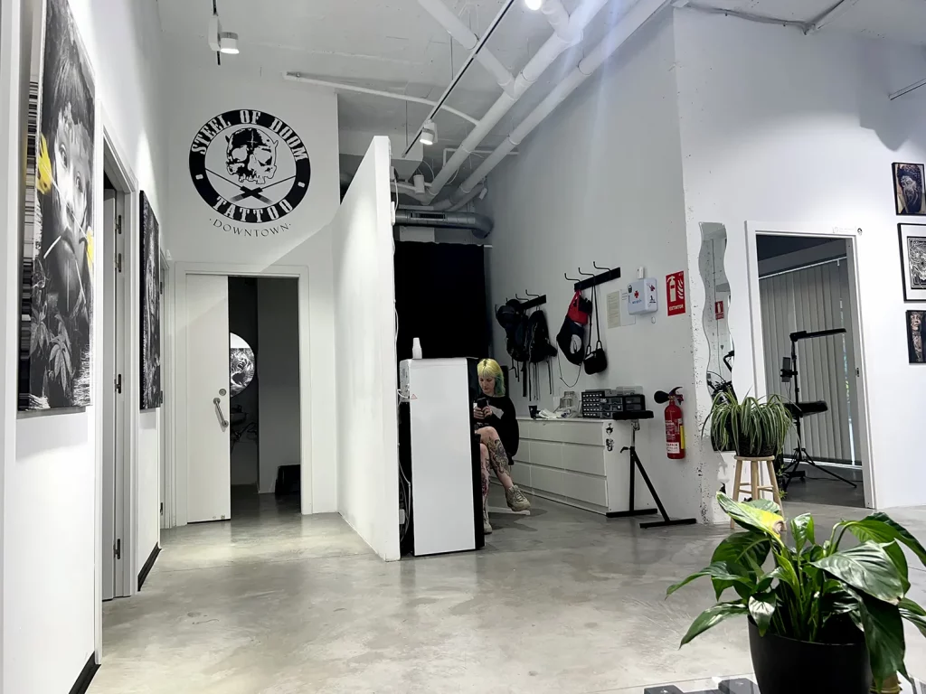 Zona de dibujo de nuestro estudio de tatuajes y piercing en Barcelona