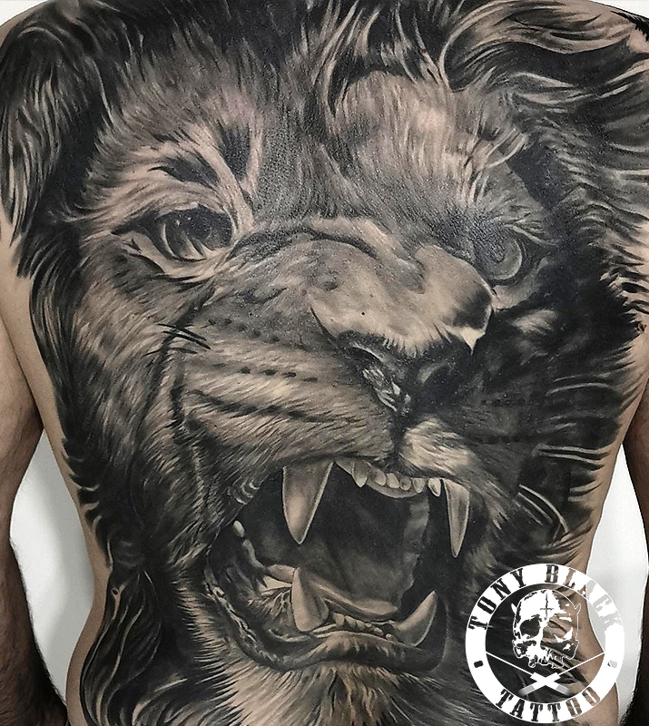 Espalda completa tatuada por Tony Black