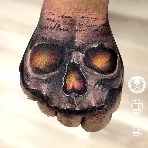 tatuajes realistas en la mano
