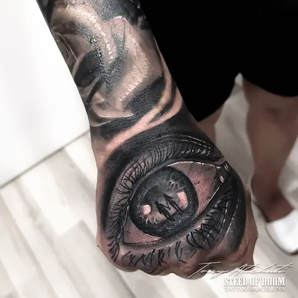 tatuajes realistas en la mano por Tony Black