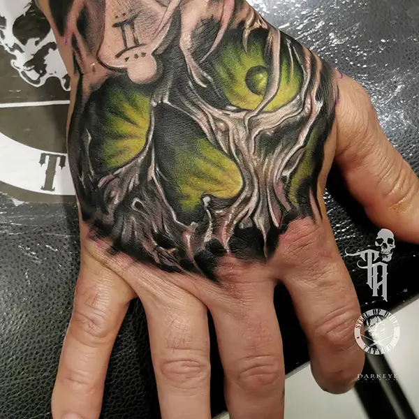 tatuajes realistas en la mano por Tony Black