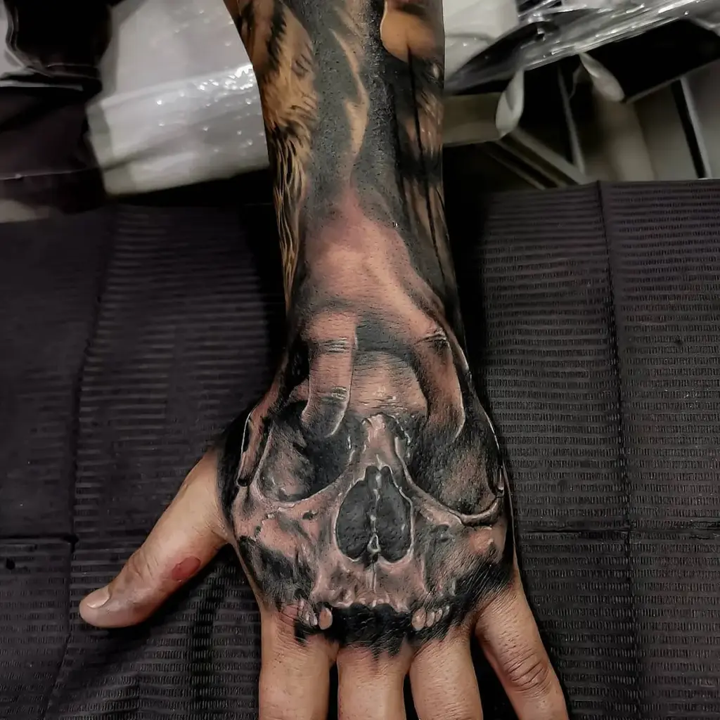 tatuajes de manos en Barcelona calavera por Tony Black