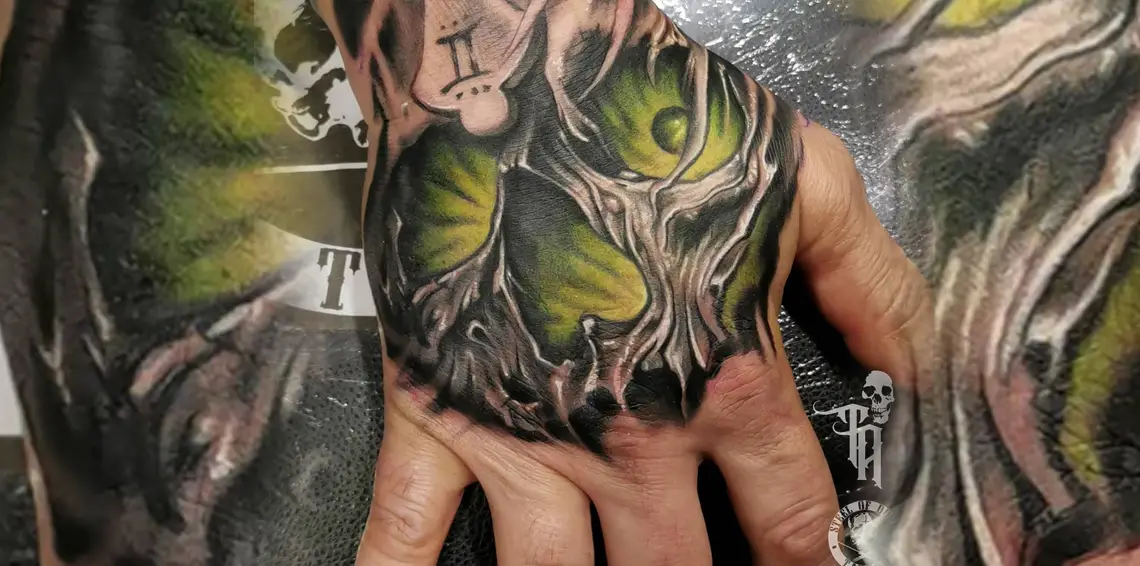Tatuajes realistas manos por Tony Black