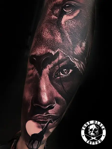 Tatuajes Realismo Chica y Leon por Tony Black